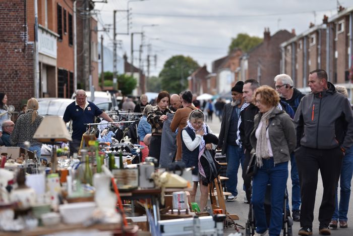 Marché aux puces le Dimanche 20 septembre 2026. 8h / 15h. plus de 500 exposants. Rue Quinet.