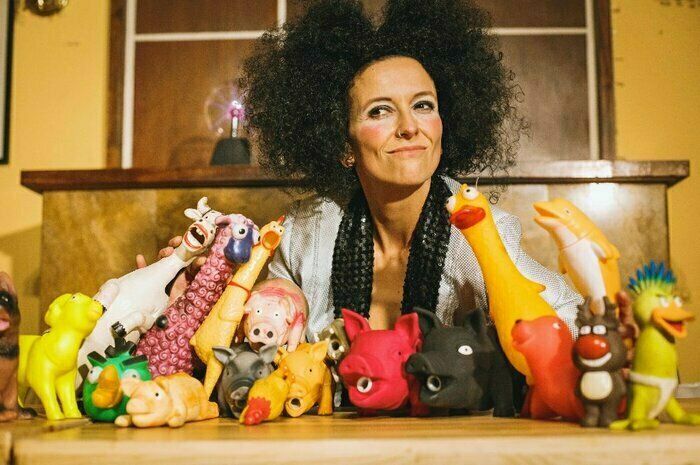 La Maestra Divarius est un personnage excentrique, animaliste philanthrope, dédiée à son projet d'inclusion et de réhabilitation zoo-cial. Les histoires de vie de ces animaux mènent vers l'absurde.