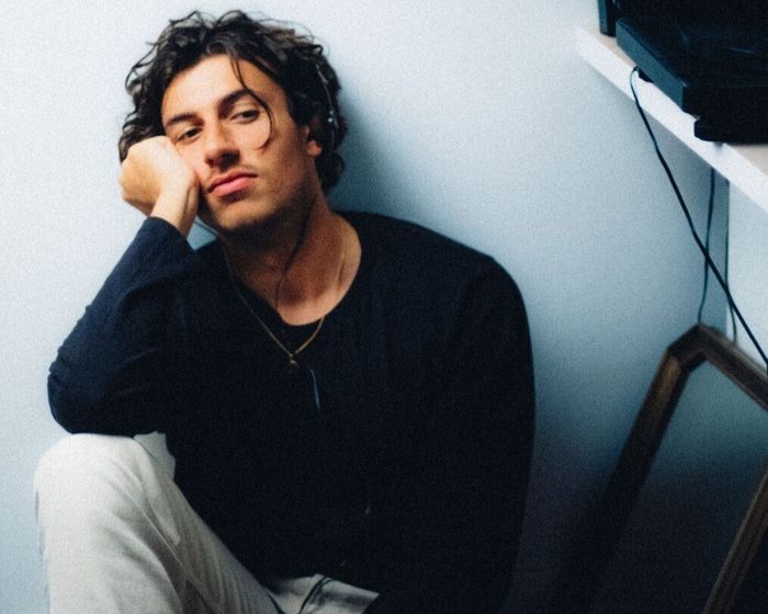 Anatole Édouard Nicolo adapte son roman sur scène : le récit autobiographique d'un enfant ballotté entre séparation parentale et foyer social, soutenu par son frère aîné musicien.