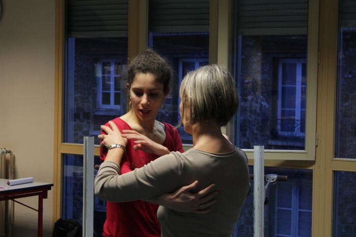 Bal en Soir organise chaque mois des cours de danse folk (valse, chapelloise, scottisch...). Ces danses conviviales sont ensuite pratiquées lors des bals folk organisés dans les maisons de quartier.