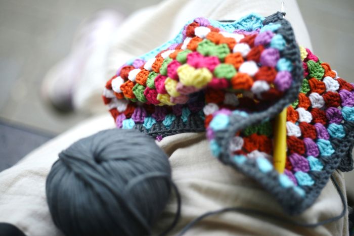 Atelier créatif pour ados et adultes: Un moment convivial et créatif autour du crochet, placé sous le signe du partage.