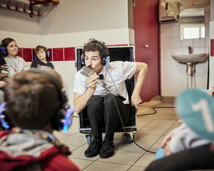 Avec humour et sensibilité, une expérience jeune public immersive qui célèbre l’erreur comme un chemin vers la confiance en soi.