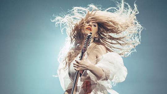 Mélodies catchy, scream et double pédale… Préparez-vous à vivre une expérience sonore pas comme les autres avec SUN. Il en sera de même avec les Pythies et leur univers sonore intense et dissonant !