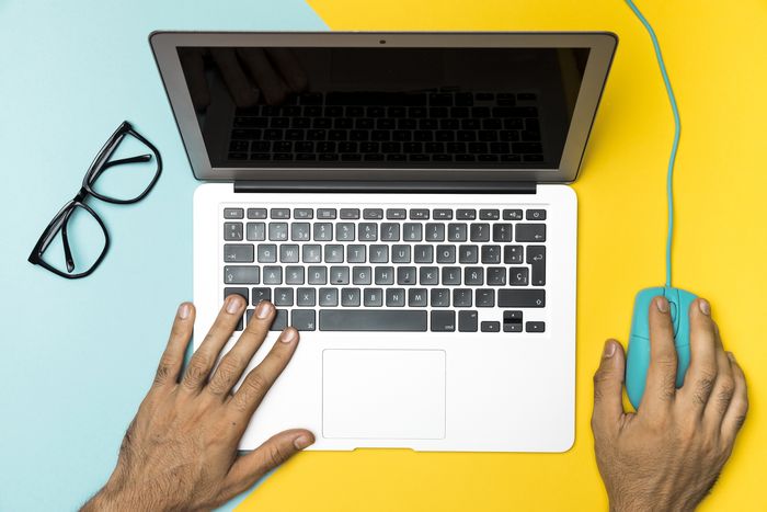 Premiers pas en informatique : découverte de l’ordinateur et son environnement, comment surfer sur internet, créer une messagerie et naviguer en toute sécurité. Suivi obligatoire des 5 séances.