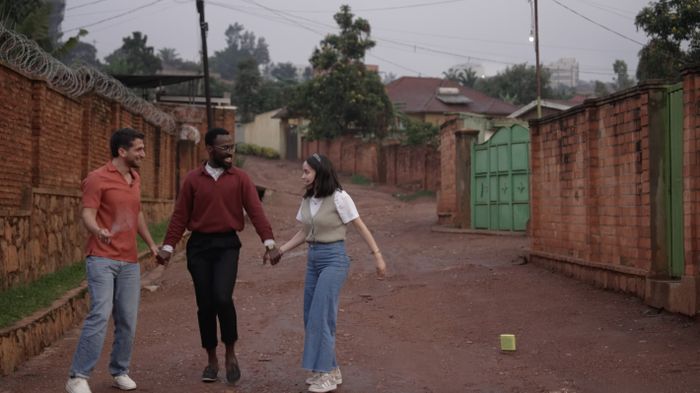 De Kigali à Damas, trois récits de vie puissants réunis sur scène ! Porteurs d’identités multiples, Yannick, Sihame et Karam ont en commun la jeunesse, l’engagement et le désir de justice.