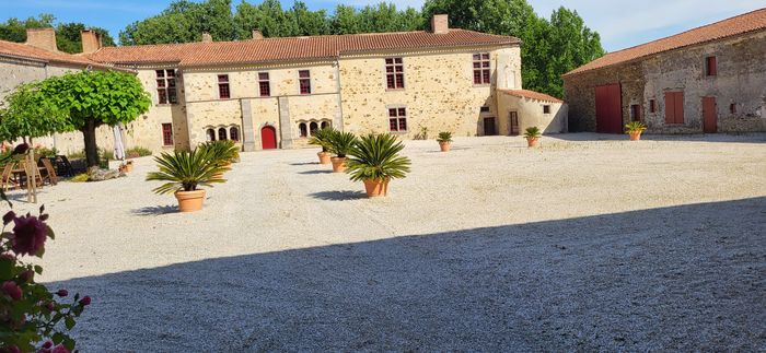 Visite commentée de la cour intérieure ainsi que de la chapelle du logis du Gué (lieu-dit le Guy) 85150 Sainte Flaive des Loups