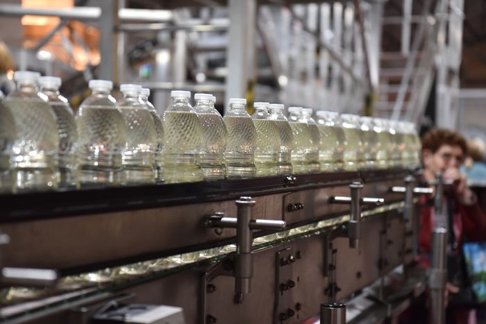 La vinaigrerie de Carvin, une usine en cœur de ville depuis près de 200 ans. 20 millions de bouteilles sont produites ici tous les ans. Visite exclusive !