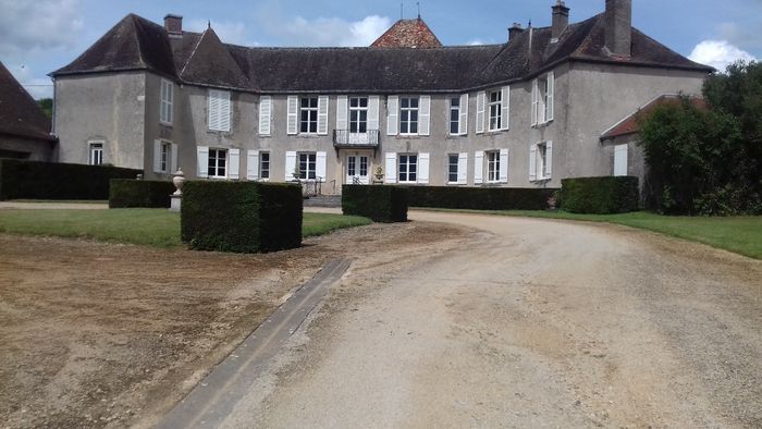 Visite guidée des extérieurs d'un château datant à la fois du Moyen Âge et du XVIIe siècle