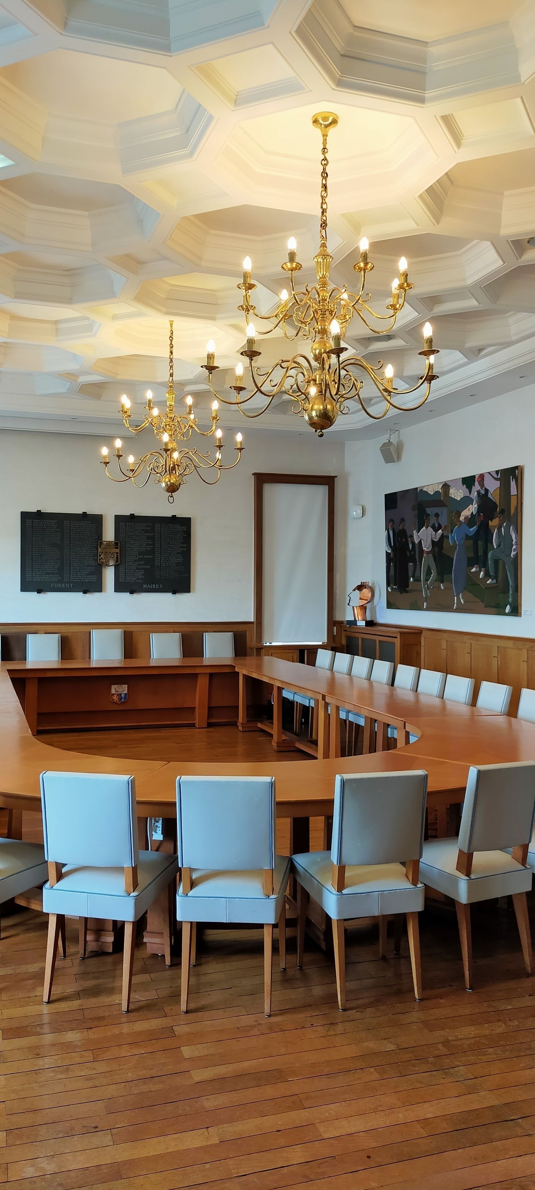 Visite les salons de l'hôtel de ville !