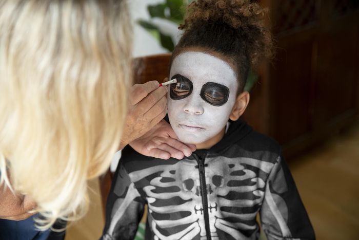 🎃 Des maquilleuses seront présentes le 30 octobre, de 18 h à 20 h, pour vous proposer un maquillage spécial Halloween et vous aider à vous préparer pour la soirée ! 👻