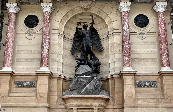 Découvrez les sculptures de la fontaine Saint-Michel