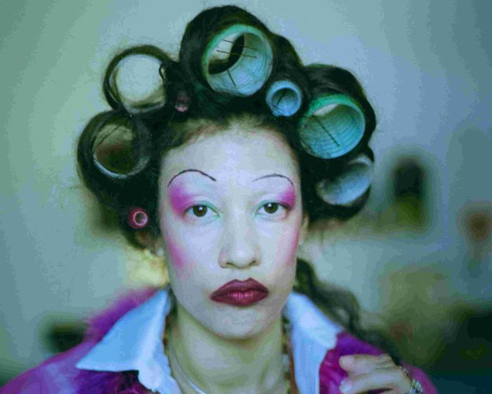 Gildaa, chanteuse franco-brésilienne inclassable, mêle chanson française, jazz et soul. Entre diva et clown mystique, elle livre un spectacle intime et habité.