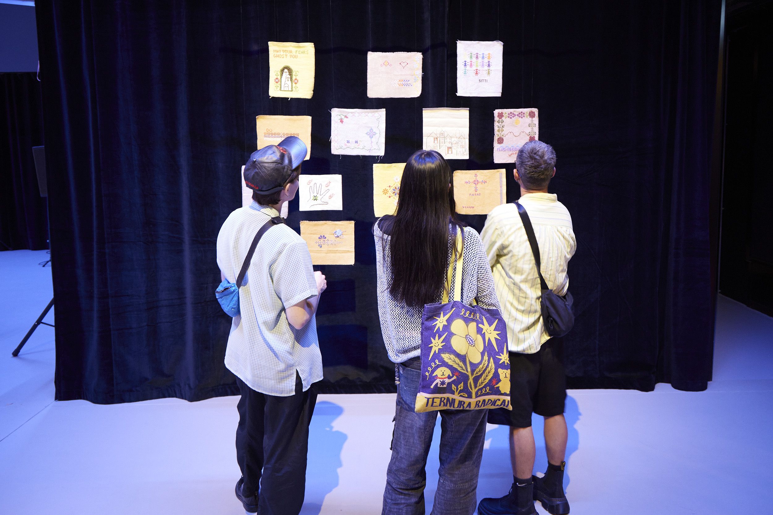 Visites commentées de l'exposition "brave la nuit / poems for ruptures / نعبرُ الليل " par les commissaires en résidence ghalas charara et rita elhajj