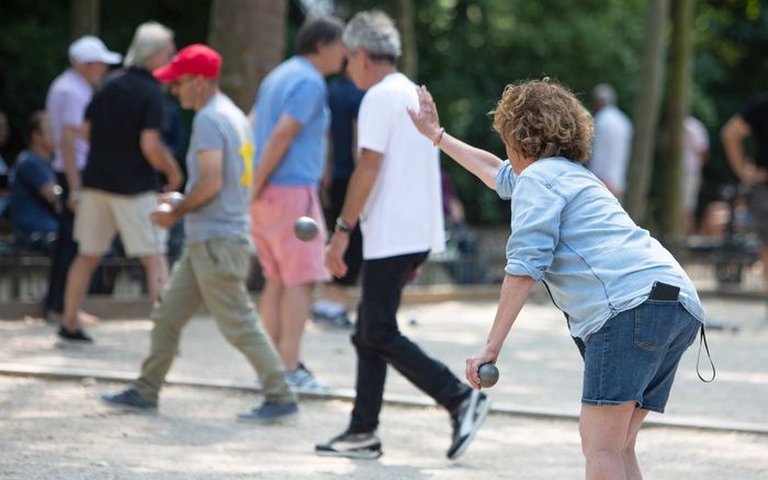 Sport seniors en plein air : Pétanque par l'association Au Devant de la Boule