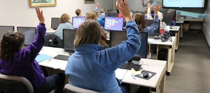 Premiers pas avec l’ordinateur : s’orienter sur le bureau et organiser ses fichiers.