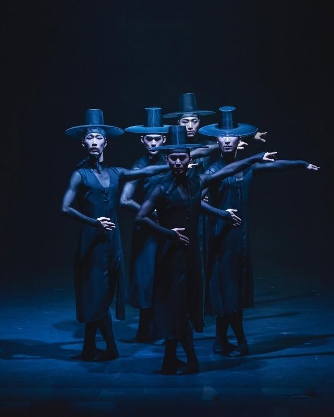 Entre héritage et création contemporaine, la soirée Trad Now réunit deux univers artistiques qui revisitent les traditions coréennes à travers la danse et la musique d’aujourd’hui.
