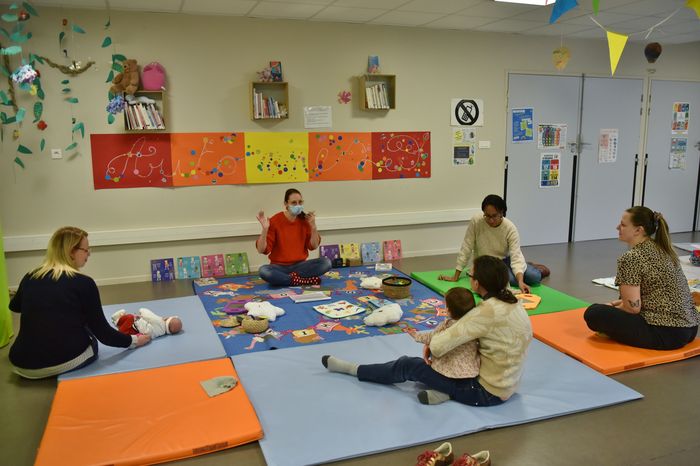 Un moment ludique et complice où parents et bébés découvrent la communication gestuelle inspirée de la langue des signes. À travers comptines et signes du quotidien