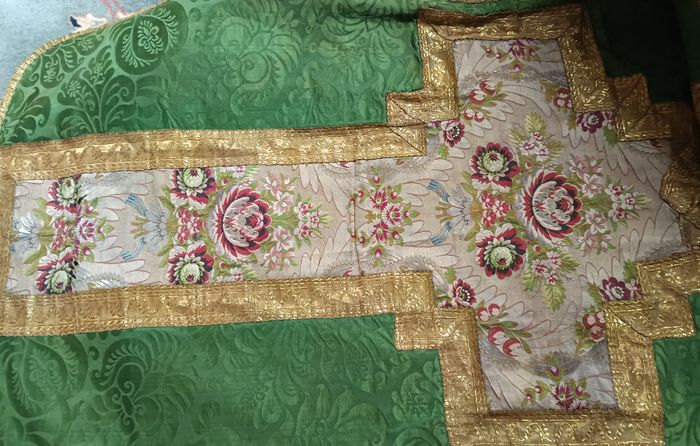 Exposition de chasubles liturgiques du XVIIIe siècle