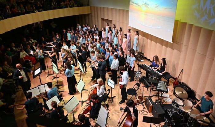 Avec l'ensemble des orchestres, ateliers et chœurs des élèves Musicollégiens.