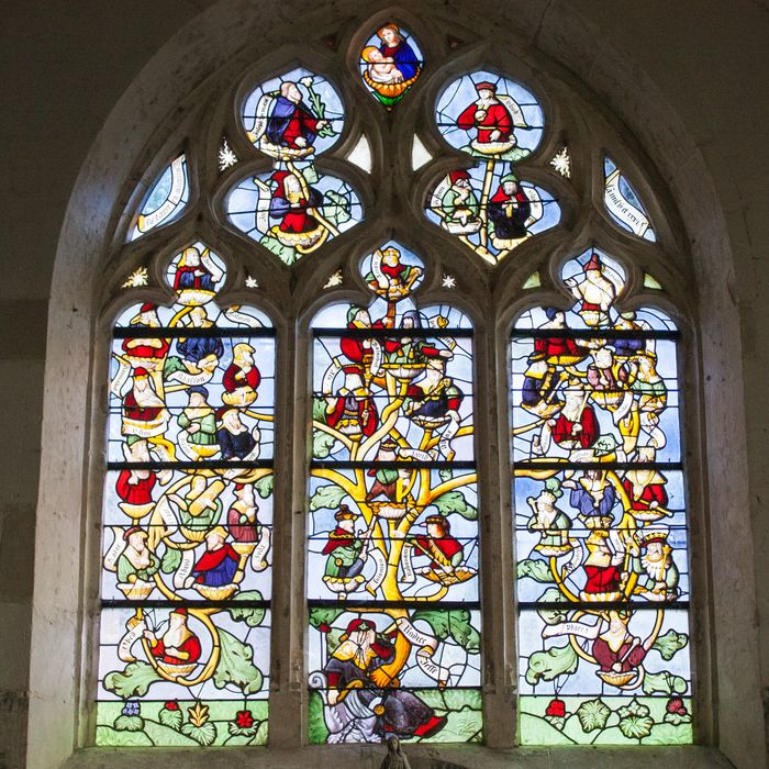 Visitez une église des XIIe et XVIe siècles et découvrez ses vitraux