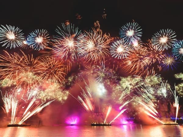 Marché nocturne et feu d'artifice