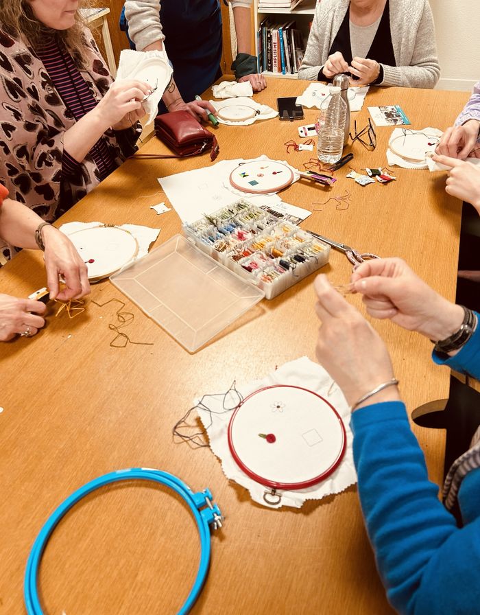 Et si un trou, une tache ou une petite imperfection devenait l’occasion de personnaliser votre vêtement ? Venez découvrir la broderie décorative et apprendre à utiliser quelques points simples