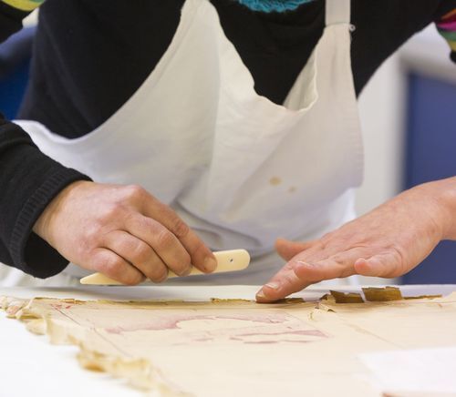 Fait main, le savoir-faire de l'atelier restauration