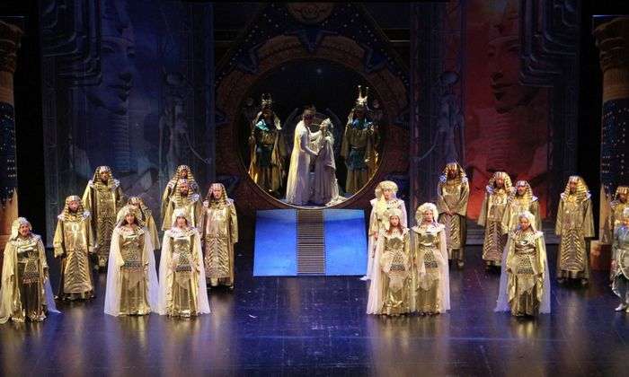Cette production de La Flûte Enchantée par Opéra 2001 est une pure fantaisie, avec un décor qui fusionne Égypte antique et des éléments de science-fiction.