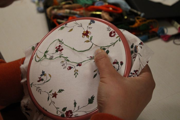 Vous avez toujours rêvé de personnaliser vos mouchoirs, parures et autres textiles avec de la broderie ? Cet atelier est fait pour vous !