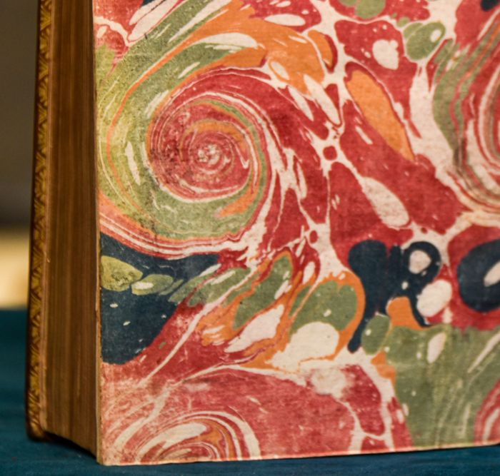 Venez découvrir la diversité des papiers marbrés qui ornent les reliures des livres anciens des silos