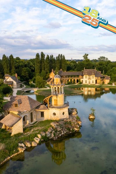 Au fond du Domaine, le long des rives du lac, se dressent les chaumières du Hameau construites pour Marie-Antoinette. Leur intérieur révèle un décor raffiné qui contraste avec leur aspect rustique.