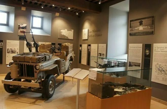 Visite du musée international des parachutistes du Special Air Service, balade en jeeps et exposition "La résistance et la libération".