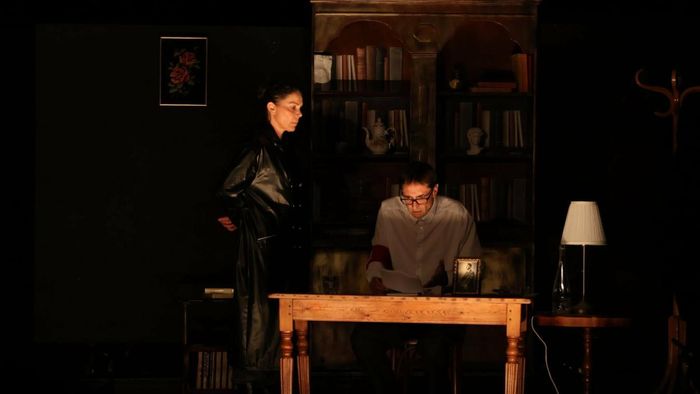 La correspondance révèle la rupture entre deux amis galeristes lorsque la montée du nazisme entraîne Martin à trahir leur lien.