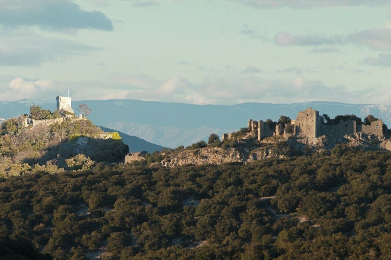 Randonnée patrimoniale entre le Castellas de Bouquet et le Castrum d’Allegre avec visite des 2 châteaux