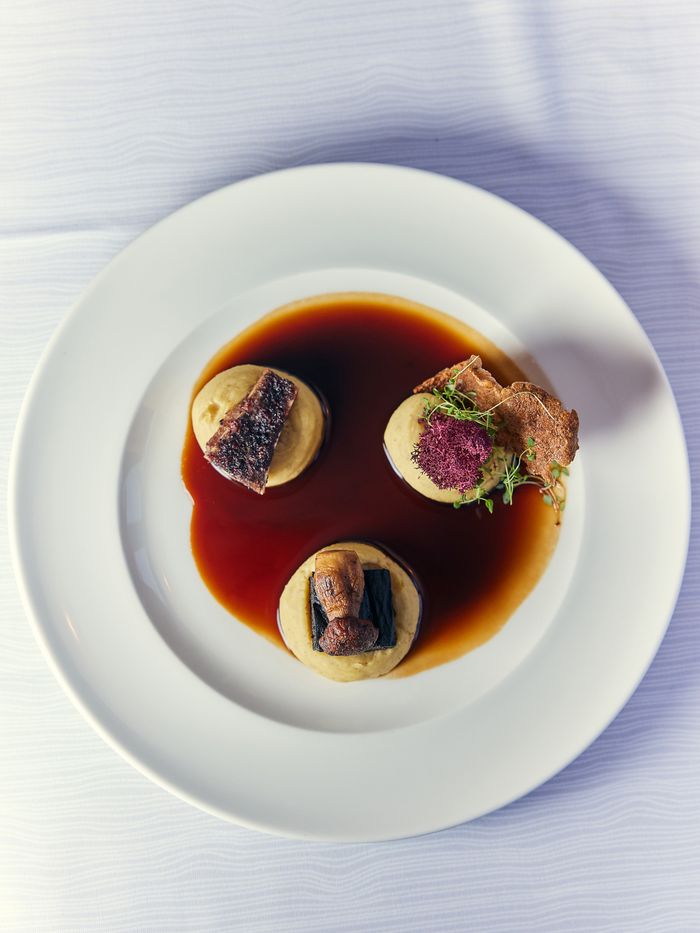 Plus qu’un dîner, Pyeri puurrâmlusto ! est une invitation à découvrir la gastronomie sámi aux côtés du chef Heikki Nikula et de la DJ Hulluella, dans un voyage gustatif et sonore aux saveurs uniques.