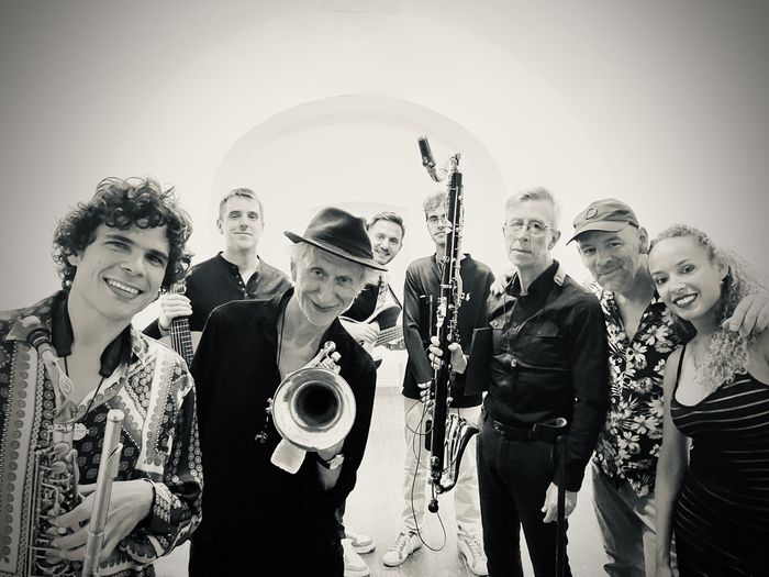 Erik Truffaz et Antonio Lizana nous donnent à entendre une nouvelle orchestration de Sketches of Spain, chef-d’oeuvre de Miles Davis, en invitant à leurs côtés la danseuse de flamenco Ana Pérez.