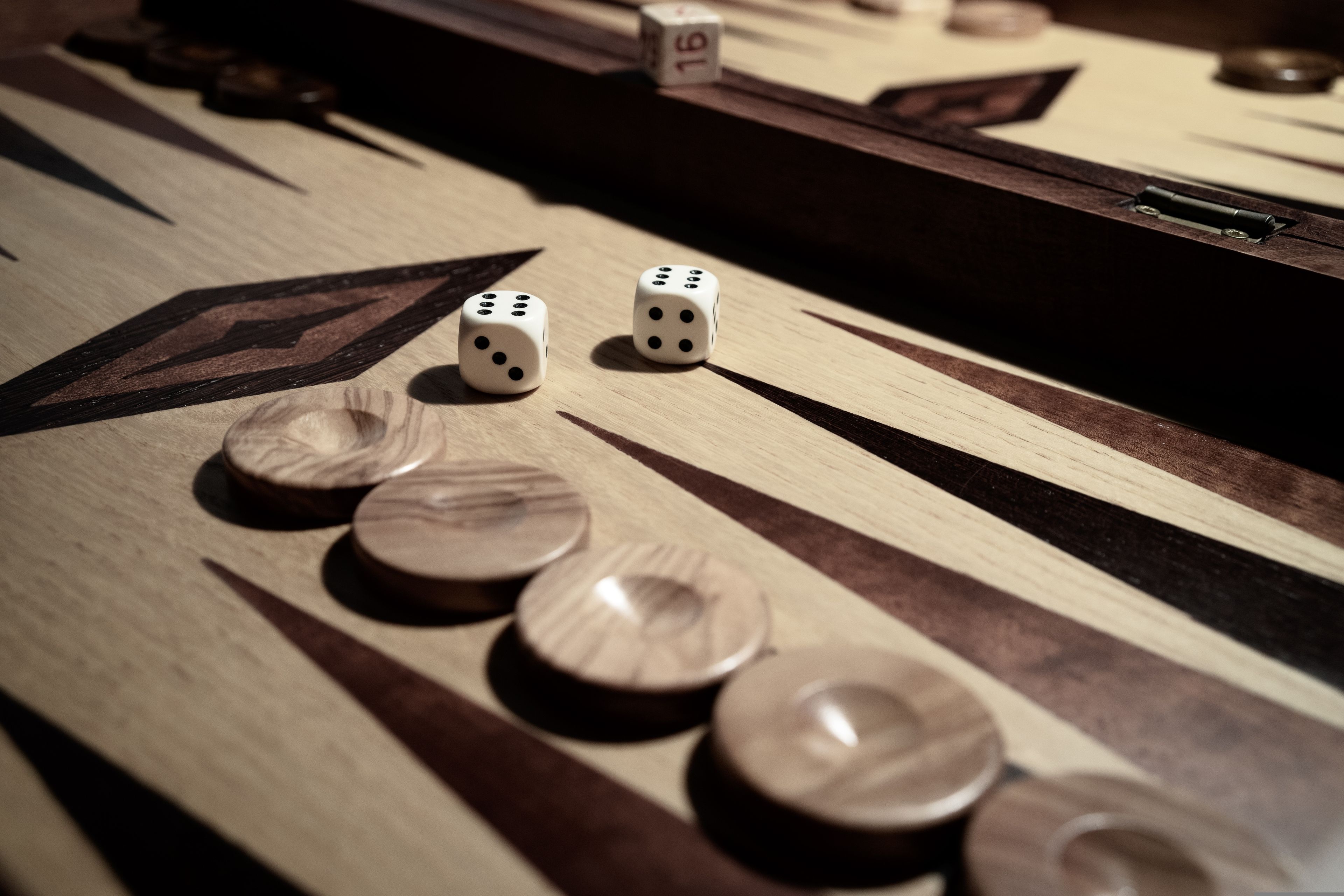 Moment ludique avec jeux en bois et malles escape Game