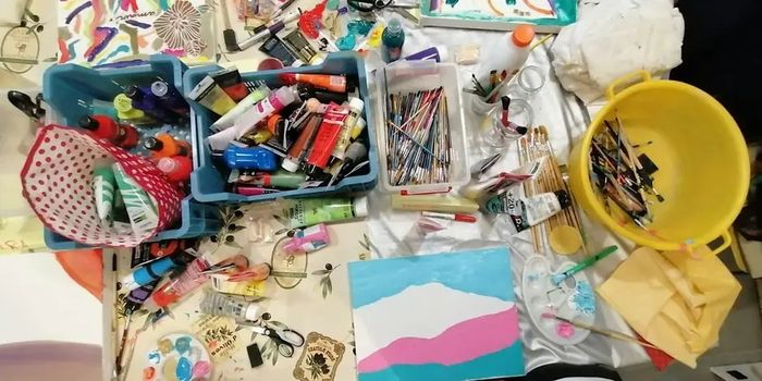Atelier pour petits et grands de peinture & collage animé par Muriel, une artiste Isséenne.