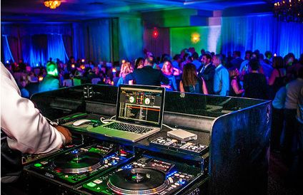 Soirée festive avec DJ et restauration sur place pour clôturer les activités estivales dans une ambiance conviviale et musicale.