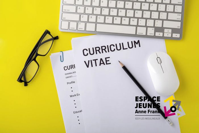 L’Espace Jeunes propose un atelier dédié à l’accompagnement des jeunes dans la construction de leur parcours professionnel (CV et entretiens).