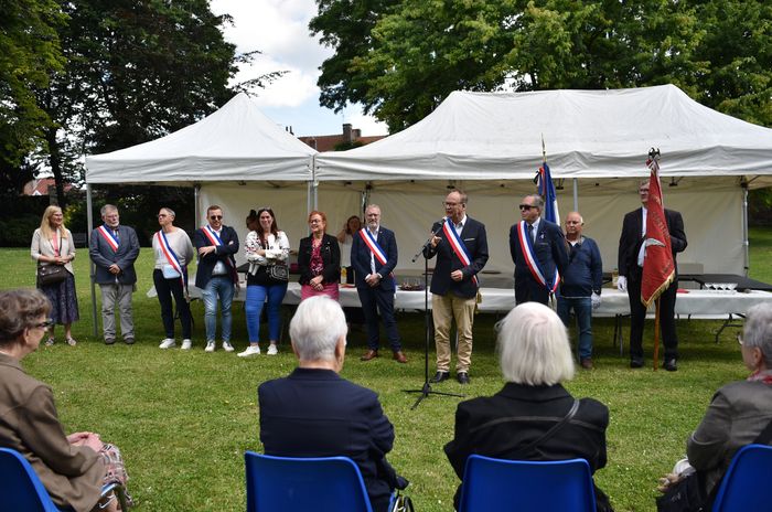Tous réunis autour de nos valeurs - Liberté, Égalité, Fraternité - et des symboles de la République.