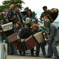 Corason: chœur [é]mouvant de 9 accordéons