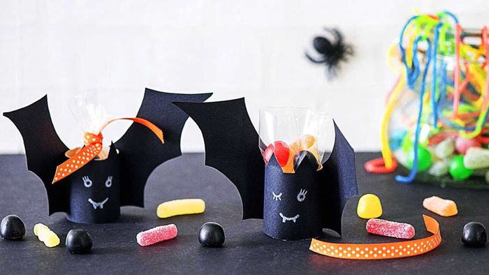 Venez en famille créer vos propres décorations effrayantes dans une ambiance conviviale et festive 👻✨ Après l’atelier, place aux petits jeux collectifs pour rire, bouger et frissonner ensemble !
