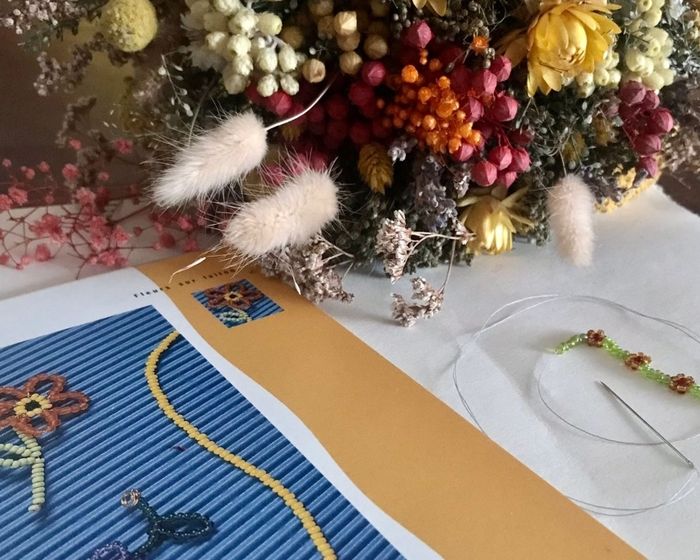 Jolies fleurs de perles et papiers