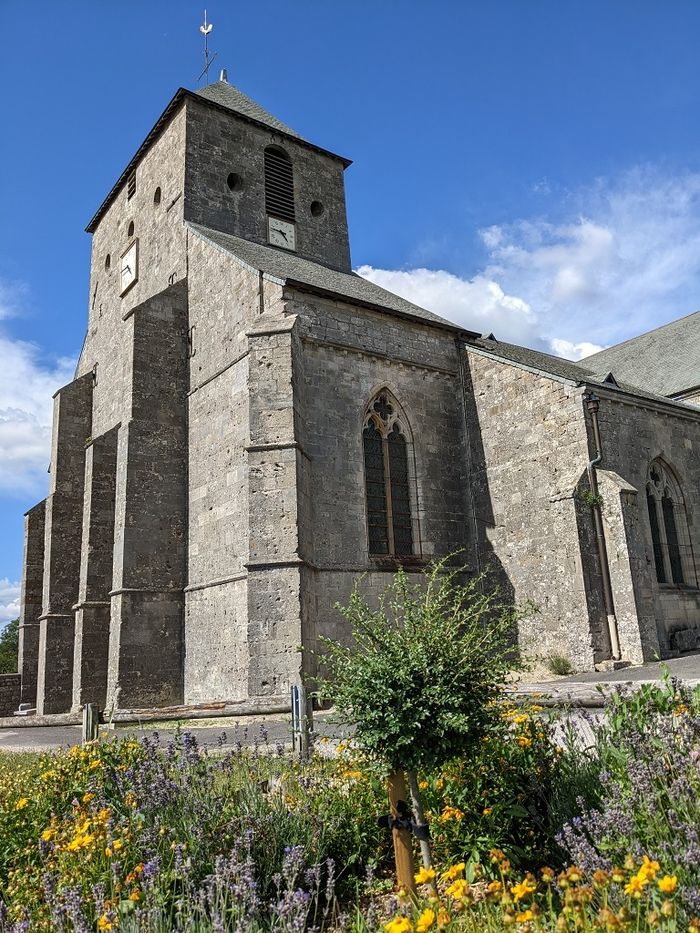 Découvrez une église gothique du XIVe siècle surplombant la Vallée de la Meuse