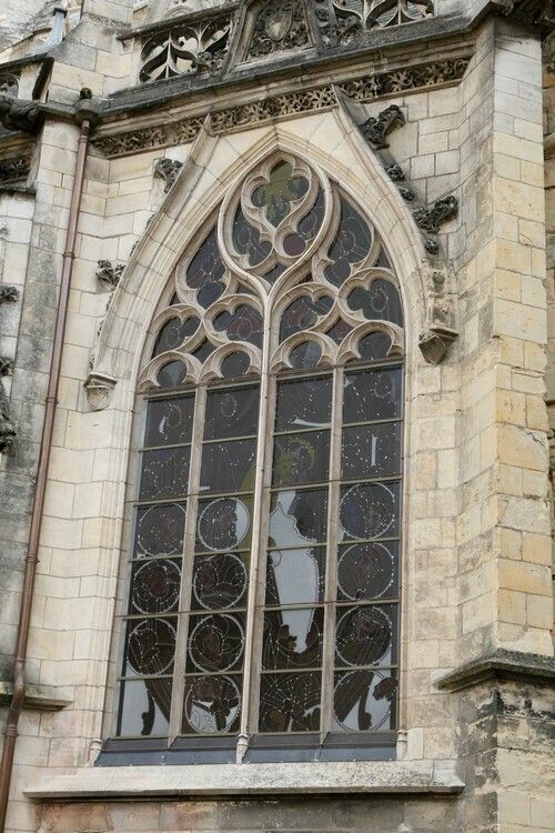 La cathédrale, du baptistère mérovingien aux vitraux contemporains