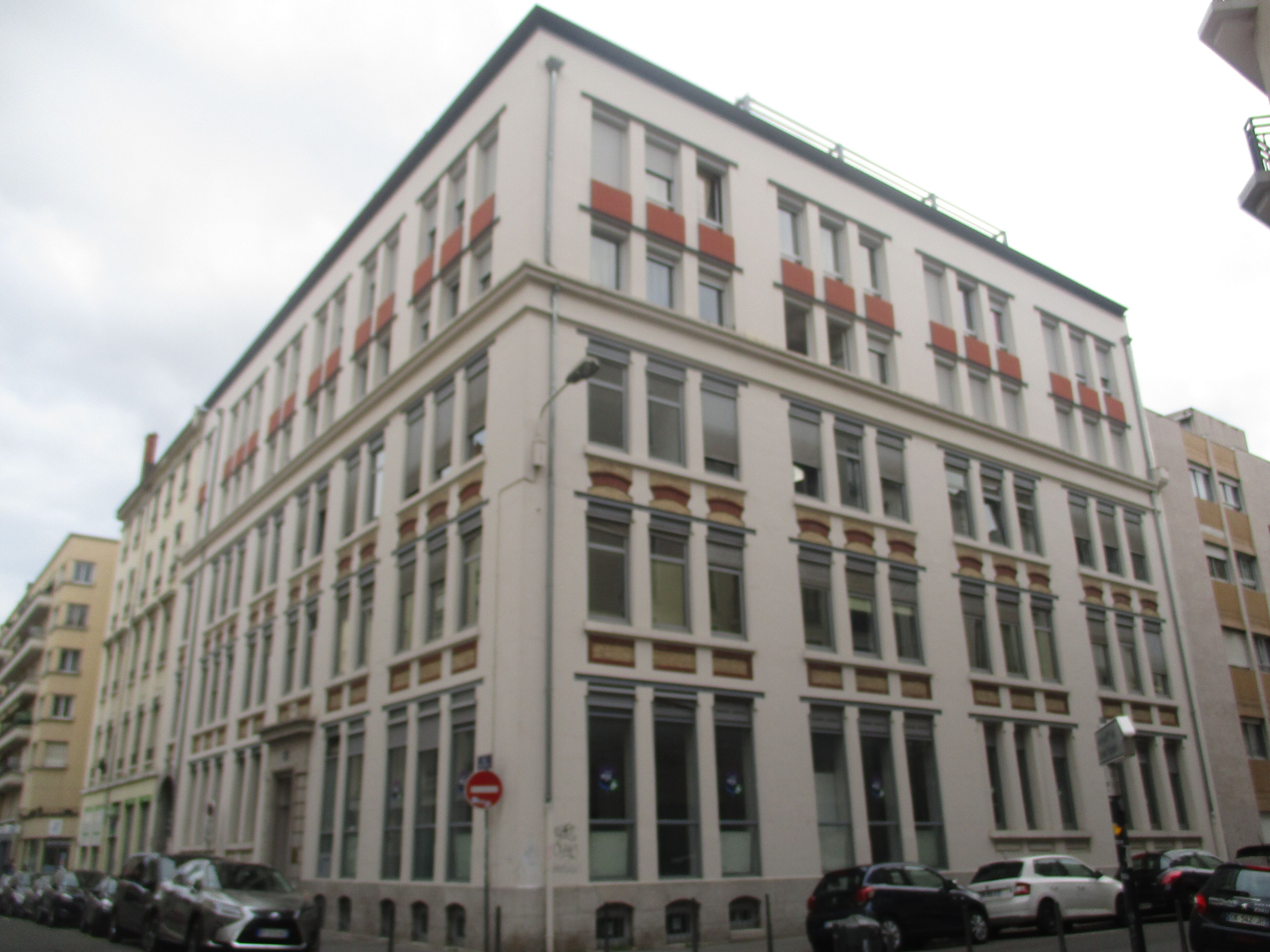 "Le sixième, vous avez dit usines ?..."