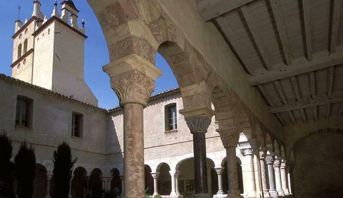 Visite guidée du cloître de l'église saint michel et du linteau
