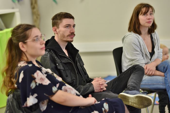 Des rencontres entre parents pour échanger, partager ses expériences,  trouver du soutien. Un espace bienveillant pour découvrir des pistes pour vivre la parentalité plus sereinement.