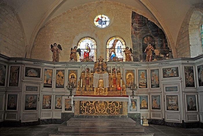 Visitez librement une église de style roman avec quelques éléments gothiques